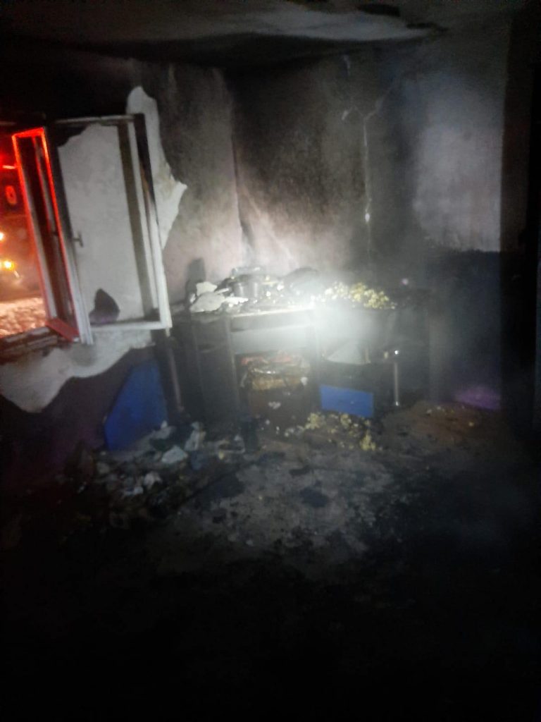 Incendiu la Găvojdia. Pompierii suspectează că focul a fost pus intenţionat