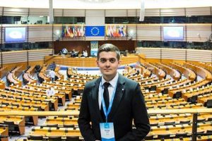 Victor Gîrbu, tânăr supraviețuitor de cancer, va deschide evenimentul de lansare a Planului european de combatere a cancerului