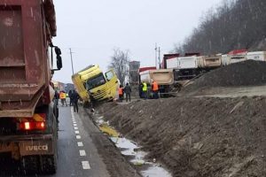 Accident cu două camioane pe DN7, în judeţul Arad