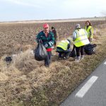Asistaţii social au curăţat gunoaiele aruncate pe marginea drumului Sânmihaiu Român – Diniaș