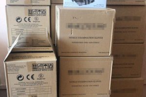 220 de cutii cu mănuși confiscate de poliţişti