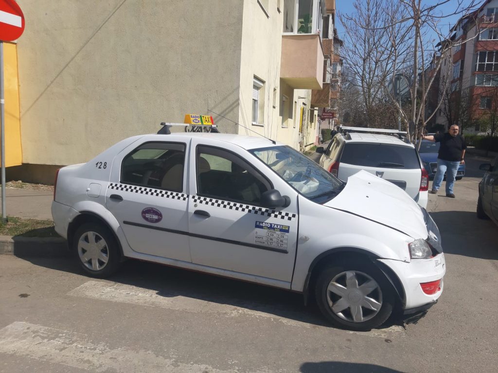 Un taximetru și un autoturism s-au ciocnit în Calea Aradului