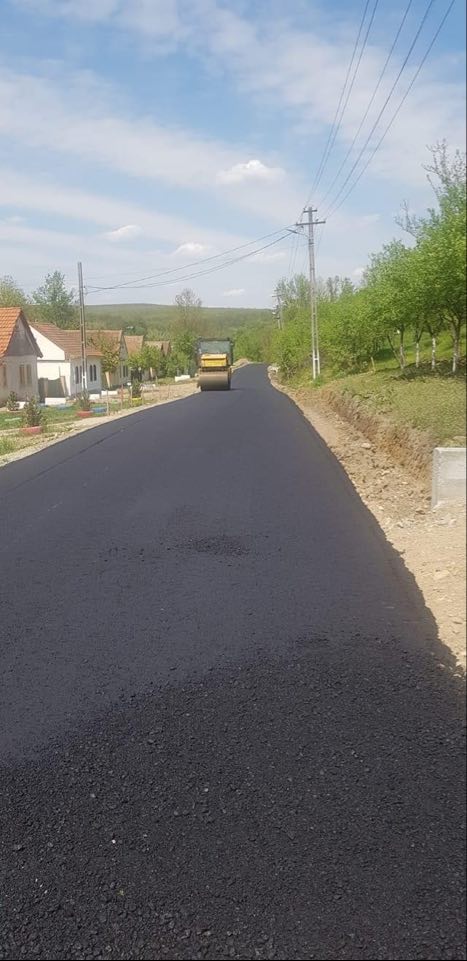 Primarul ALDE, Ovidiu Doța, adaugă la realizările comunei Topolovățu Mare încă un drum asfaltat