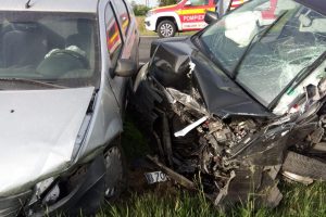 Accident în apropiere de Găvojdia, un şofer a rămas încarcerat