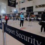Regulile stricte în avion și aeroport, din iunie