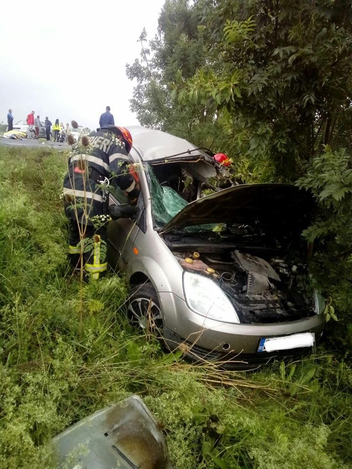 Accident grav la Topolovăţu Mare. Un şofer de 19 ani a murit