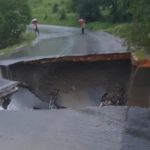 Drum închis în Hunedoara, după ce un pod s-a prăbușit din cauza viiturii