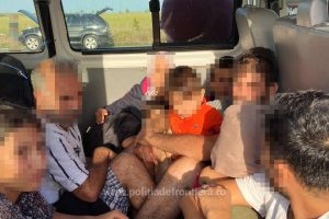 Călăuză reţinută pentru trafic de migranţi. 17 sirieni urmau să să treacă ilegal frontiera