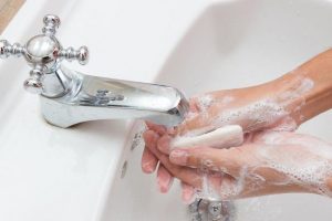 COVID-19: Săpunul este mai eficient decât clorul