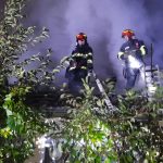 Flăcările au mistuit acoperişul unei case in Dumbravita