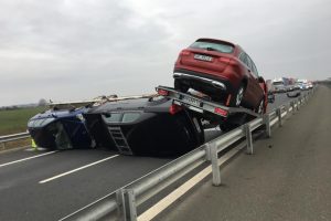 O remorcă plină cu autoturisme s-a răsturnat și a blocat A1