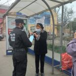 Polițiștii locali au împărțit măști în stații și în mijloace de transport