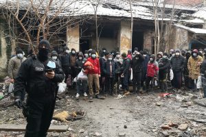53 de migranți, depistați de Poliția Locală într-o clădire din oraș pe care au deteriorat-o