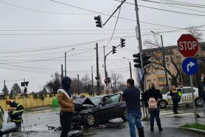Circulație blocată pe Calea Aradului. Trei mașini lovite și doi oameni răniți în urma unui accident. UPDATE: Șoferul care a provocat accidentul a murit