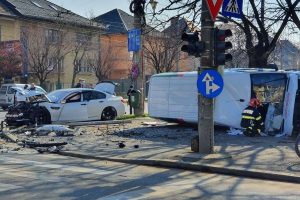 Microbuz răsturnat pe trotuar după un impact violent cu un autoturism