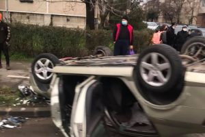 Două mașini s-au ciocnit pe strada Măgura din Timișoara, iar una s-a răsturnat pe trotuar