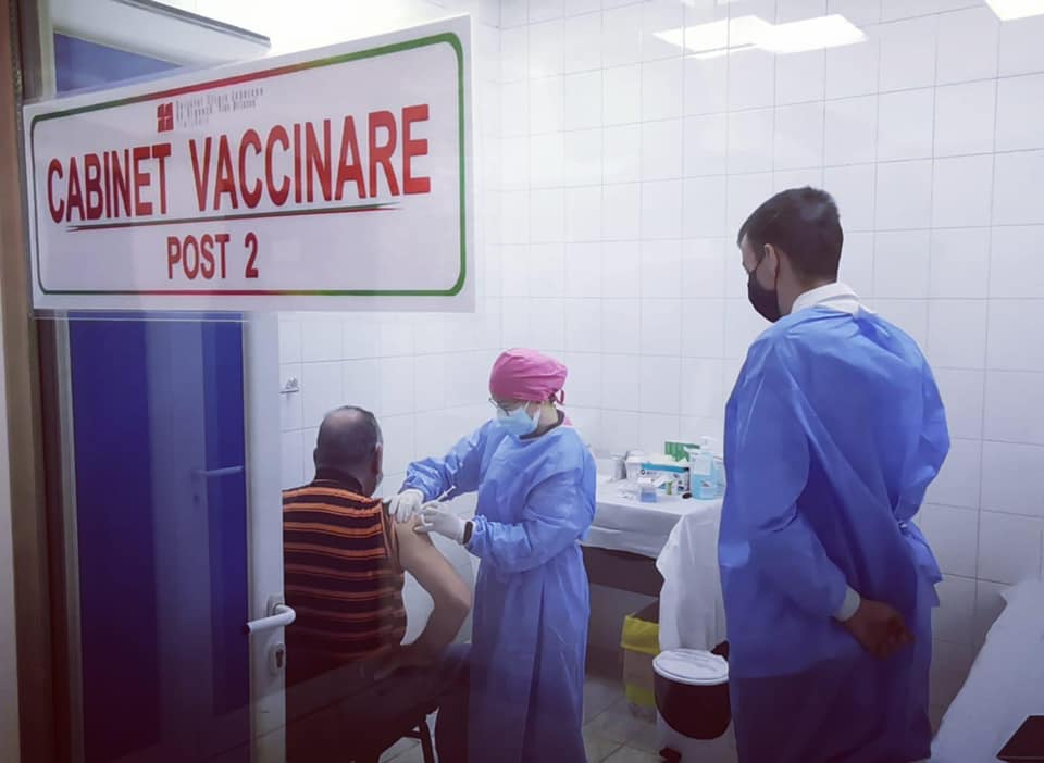 Continuă imunizarea cu cele patru seruri anti-covid în Timiș
