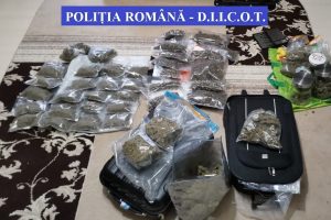 Droguri și bani, confiscate de la traficanți din Timișoara