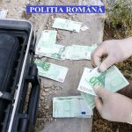 Peste 100.000 euro furați de la o femeie și îngropați în curtea casei