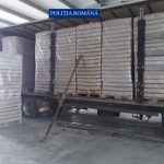 Peste 320.000 de pachete cu ţigări găsite lângă Arad într-un camion cu borcane