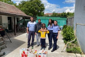 De Ziua Copilului, polițiștii timișeni le-au făcut o surpriză unor copii nevoiași