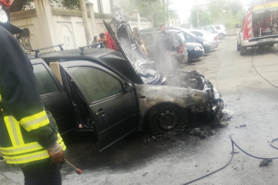 O mașină a luat foc pe o stradă din Lugoj
