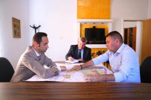 Primarul Claudiu Coman: „Sperăm că în luna septembrie să înceapă lucrarea la descărcarea de pe autostradă care se face la Sânandrei”