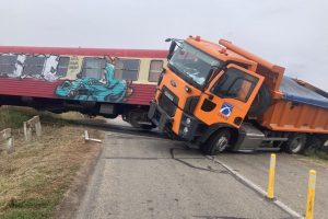 Două persoane au ajuns la spital după impactul dintre un tren și un camion, în Timiș