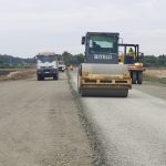Aproape 30 de km de covor asfaltic nou sau reciclat, turnat pe drumurile județene în această vară. Lucrările de întreținere continuă pe încă 16 km