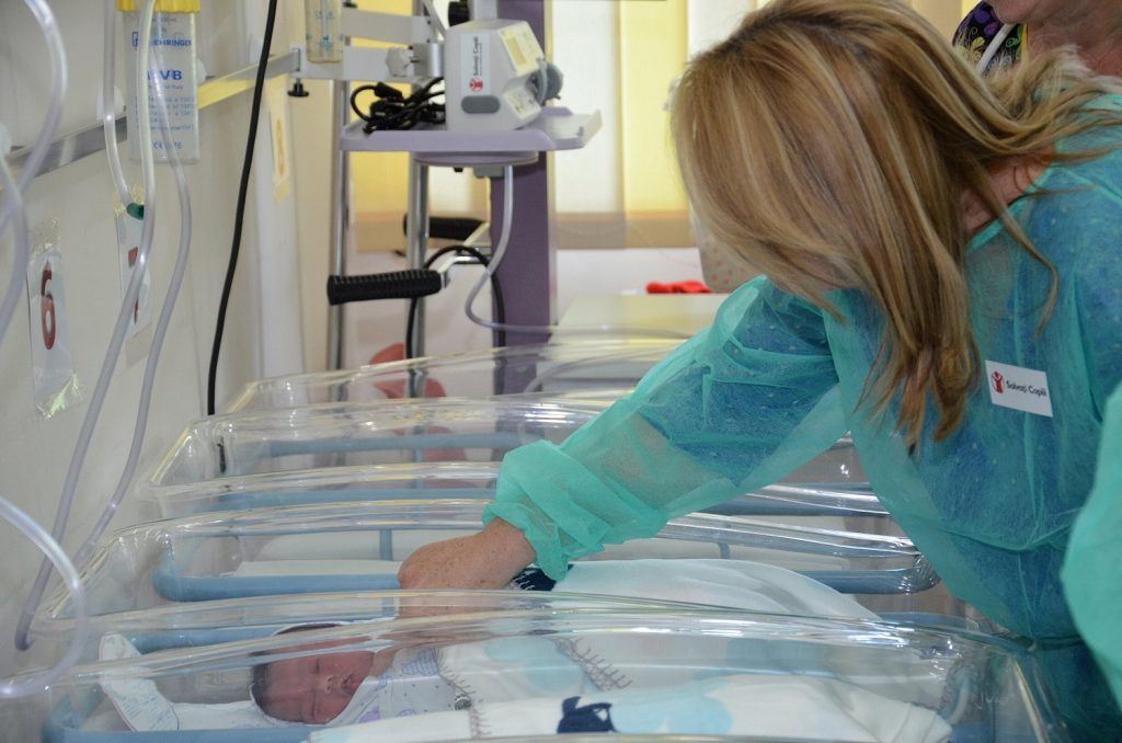 Salvați Copiii a dotat maternitățile și secțiile de pediatrie din Regiunea Vest cu echipamente de 775.326 euro