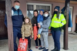 Polițiștii din Timiș au mers cu 70 de pachete la familii nevoiașe