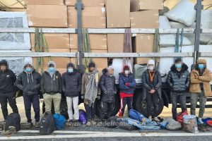 Doisprezece migranţi, sprijiniţi de un cetățean român, depistați la granița cu Serbia