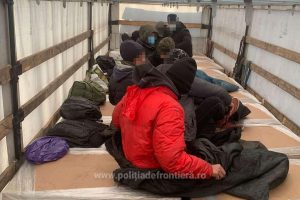 20 de migranţi, depistați ascunşi în automarfare la Borș I și Nădlac II