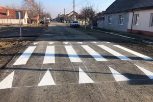 Pe străzile din Șag sunt în curs de amenajare limitatoare de viteză la trecerile de pietoni