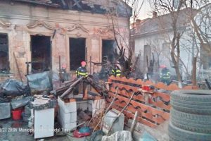 Un lugojean a fost găsit mort de pompieri după ce un incendiu a izbucnit la casa în care locuia