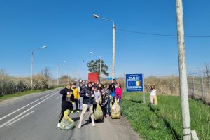 Elevii împreună cu primarul au participat la o acțiune de ecologizare a comunei Moravița și a satelor aparținătoare