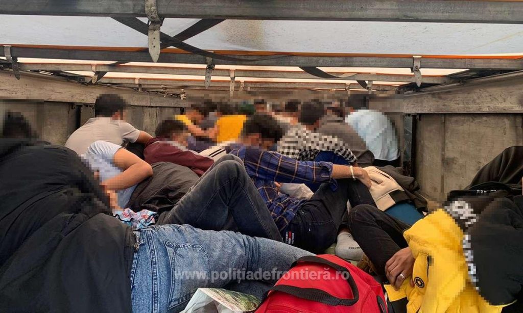 Peste 100 de migranți depistaţi ascunși la Nădlac