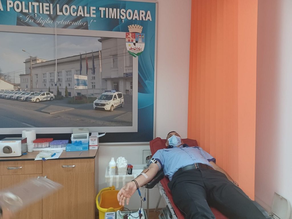 Fiecare picătură de sânge poate salva o viață! Polițiștii locali din Timișoara au donat astăzi sânge pentru cei aflați în suferință