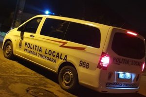 Doi tineri au făcut scandal, au amenințat și au încercat să lovească un polițist local în zona Alba Iulia