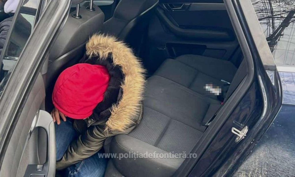 Bărbat ascuns într-o mașină, la trecerea frontierei Cenad