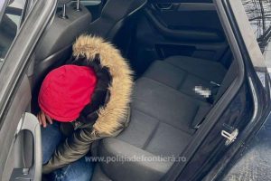 Bărbat ascuns într-o mașină, la trecerea frontierei Cenad