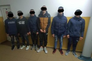 Șapte tineri  depistați în timp ce spărgeau autoturisme în zona Dâmbovița