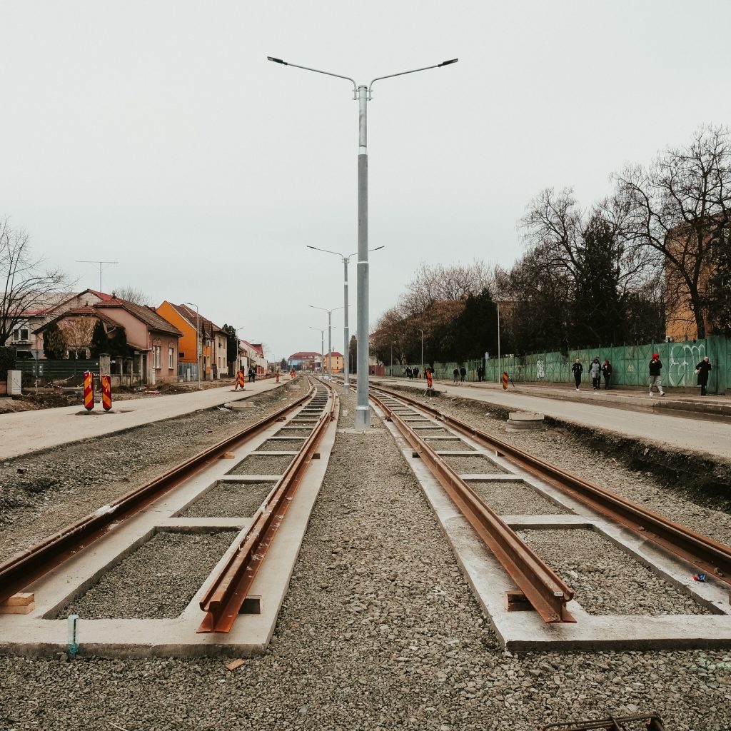 A început montarea liniei de tramvai pe Calea Bogdăneștilor. Foto