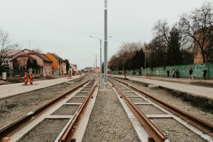 A început montarea liniei de tramvai pe Calea Bogdăneștilor. Foto