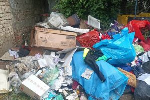 Atenție, depozitările de deșeuri lângă pubele se sancționează