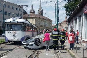 Mașină răsturnată pe o stradă din Timișoara