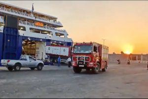 Pompierii români ajută la stingerea incendiilor în Rodos