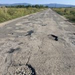 DJ 571 care face legătura zonei cu Oravița sau Moldova Nouă, bombardat de gropi