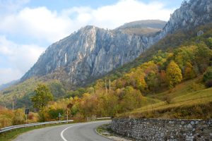 Va fi consolidat drumul dintre Valea Cernei și Băile Herculane