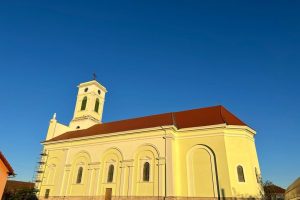 Biserica Catolică din comuna Tomnatic revine la frumusețea de acum 100 de ani